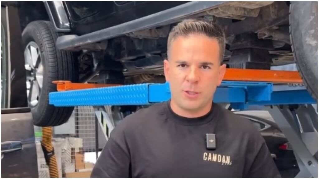 Ángel Gaitán señala el problema que encontró en el Jeep (foto: Instagram).
