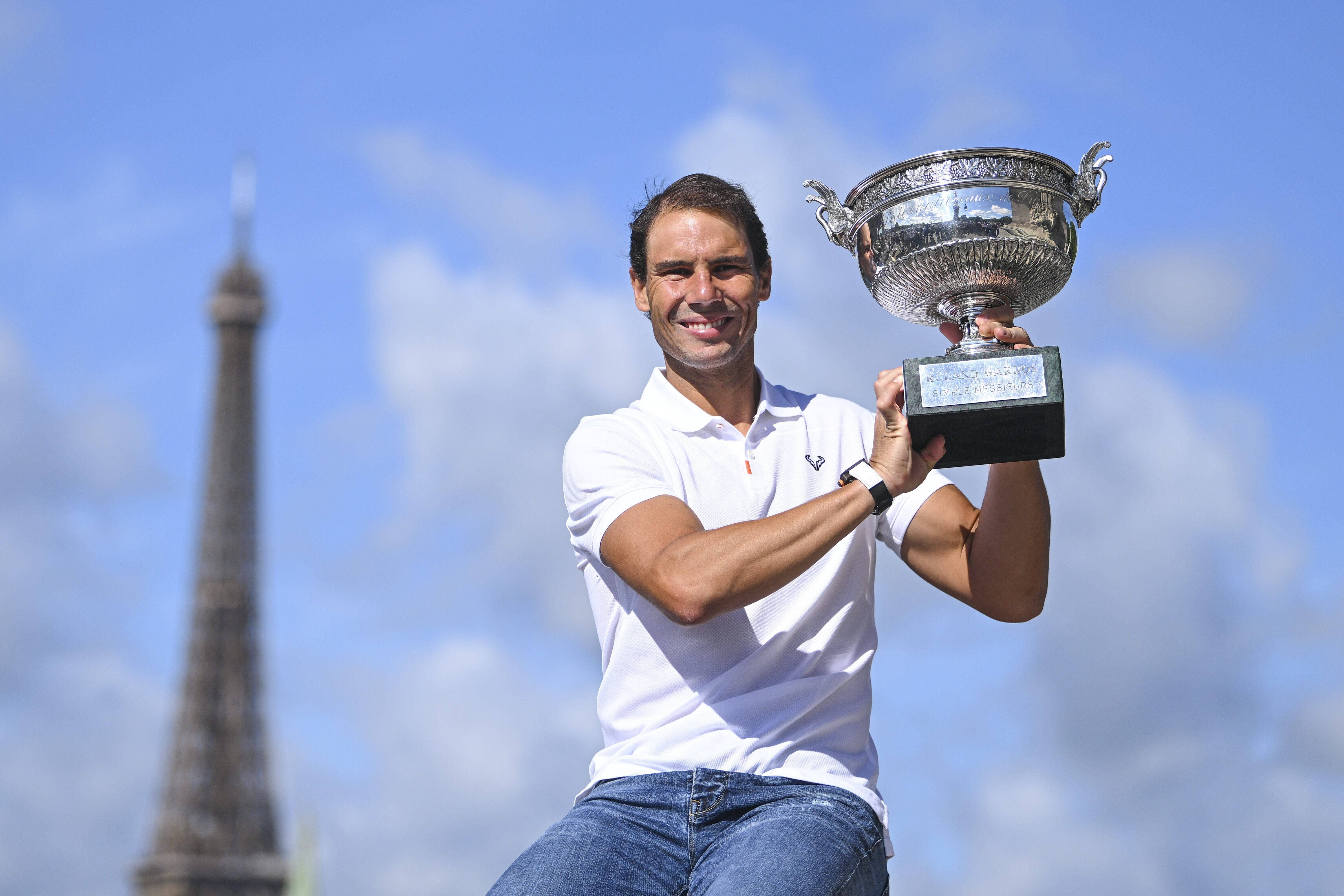  Rafa Nadal con el trofeo de Roland Garros.