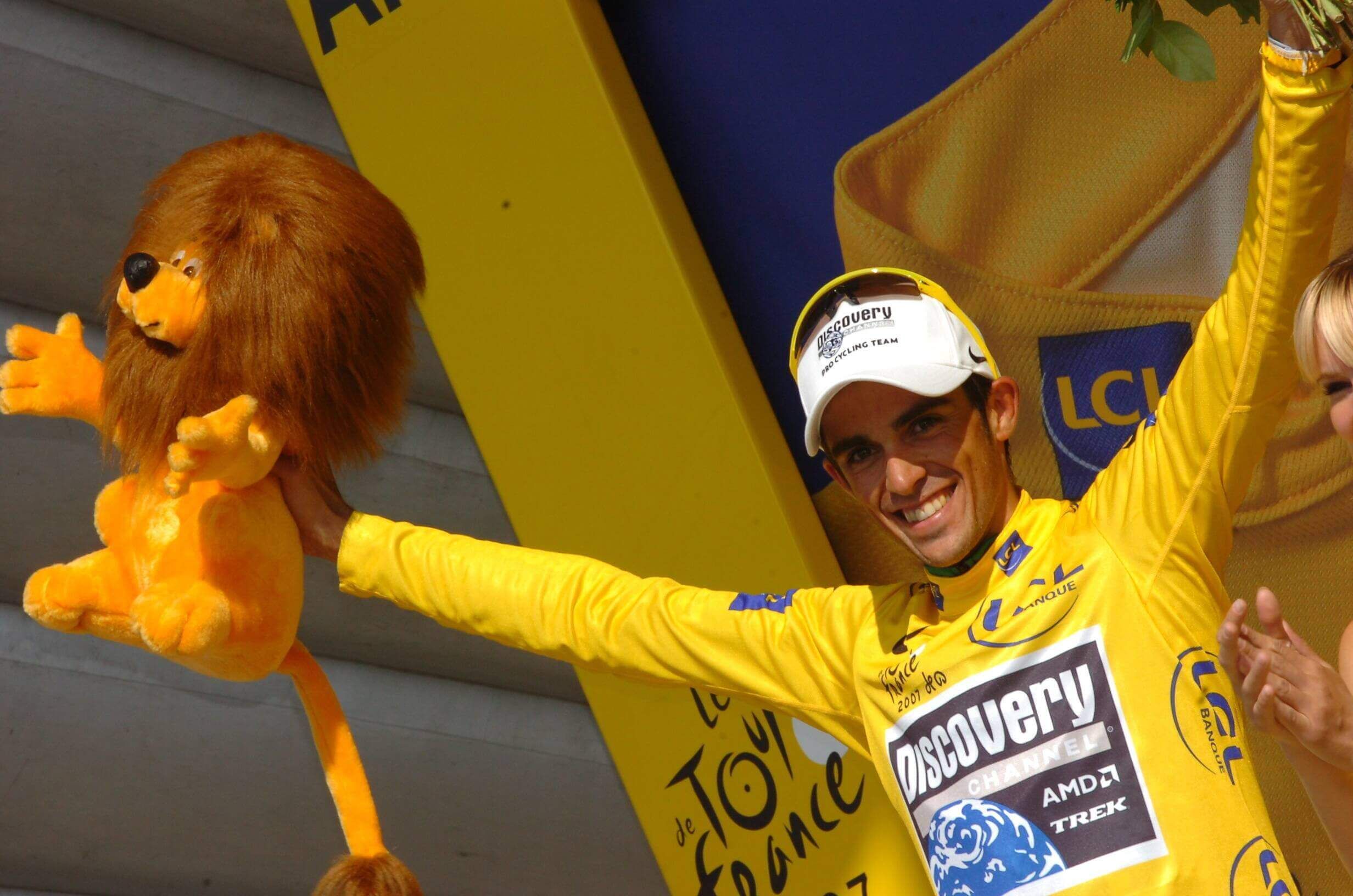  Alberto Contador, en su etapa profesional, tras ganar el Tour de Francia (Cordon Press).