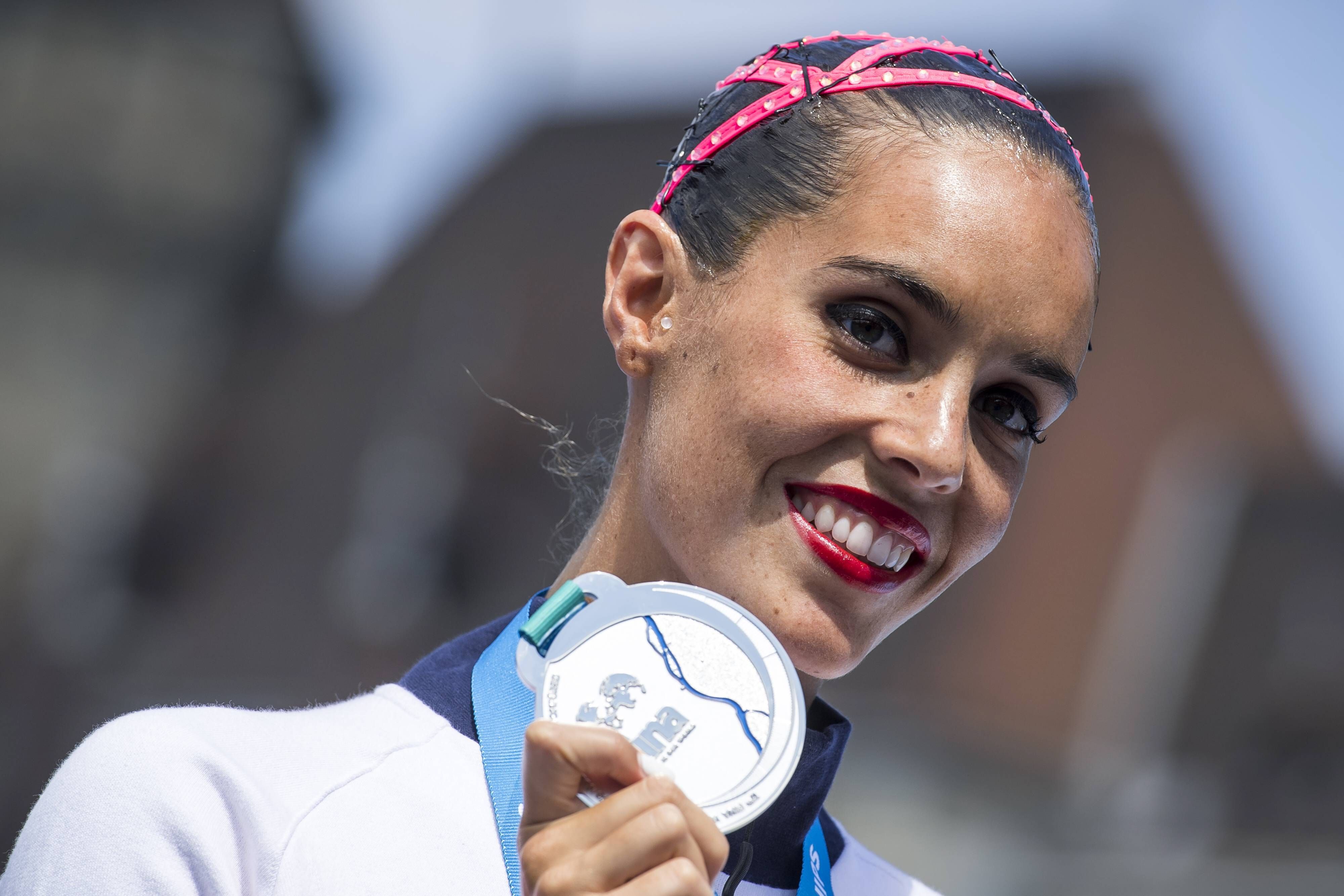  Ona Carbonell posando con la medalla de plata en el Mundial de Budapest.