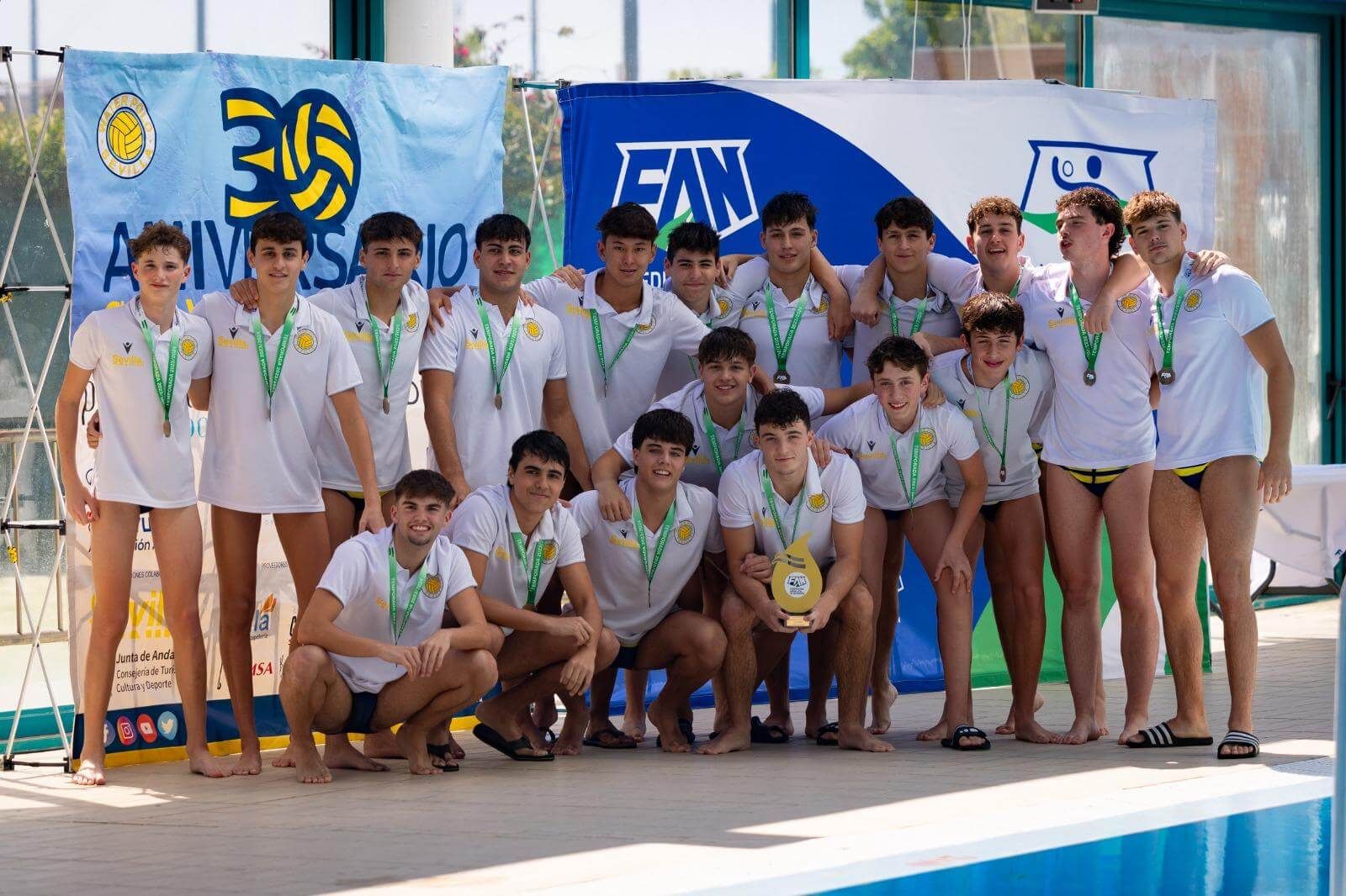 Los juveniles del CW Sevilla, tras conseguir el título.