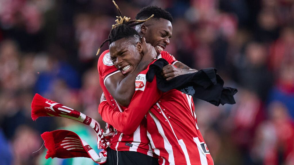  Iñaki y Nico Williams abrazándose tras el pase a la final de Copa