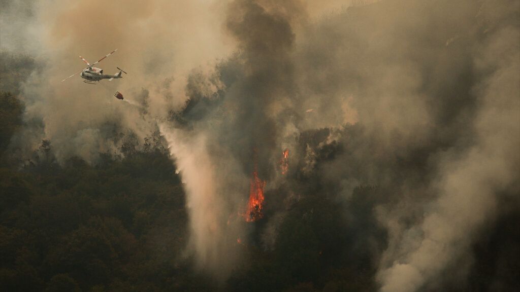  Efectivos aéreos de los bomberos durante las labores de extinción del incendio de Avión, Galicia