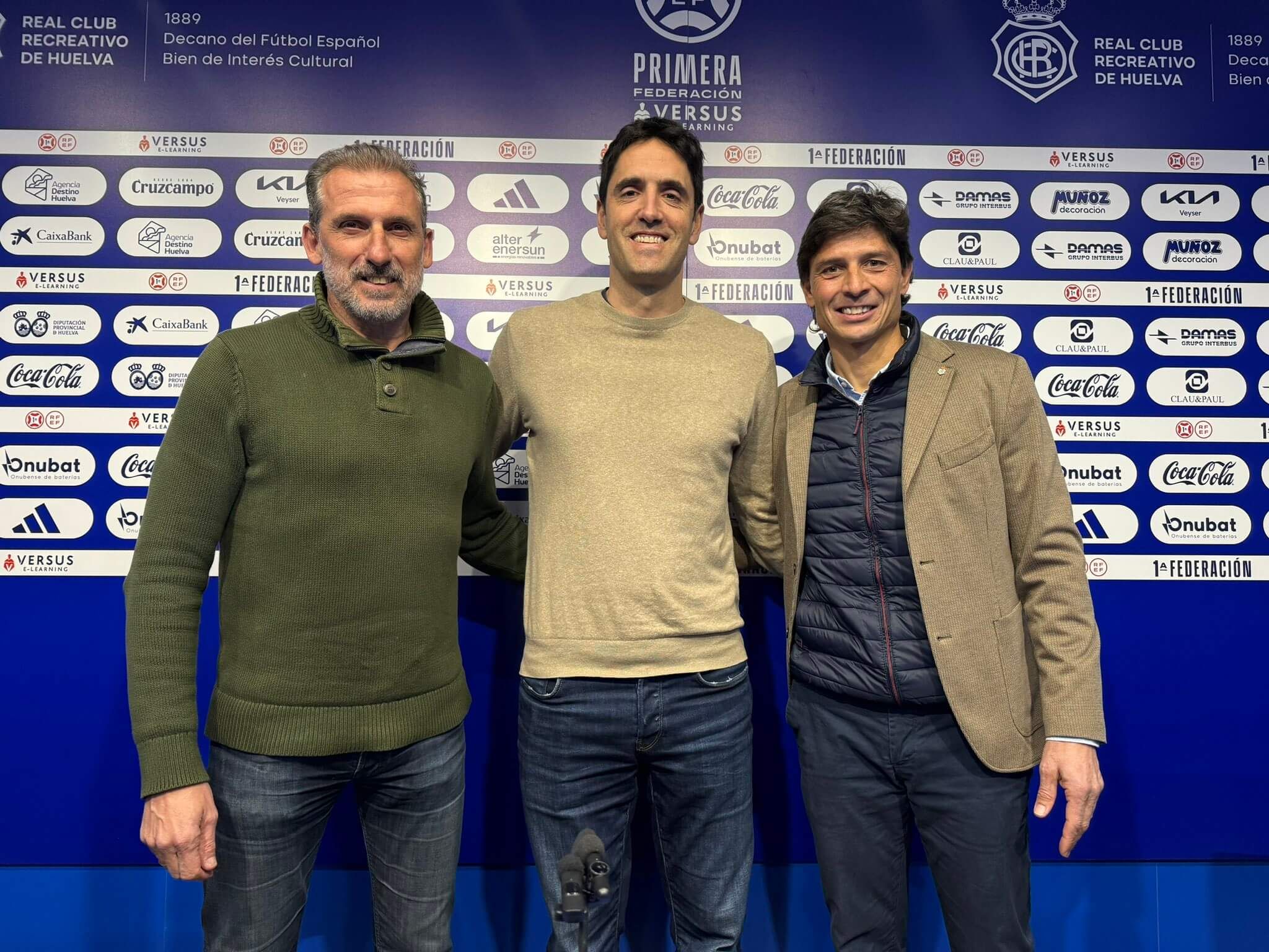  Íñigo Vélez, en su presentación como entrenador del Recre con Óscar Arias y Jesús Vázquez.