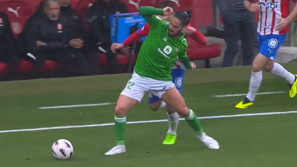  Isco se marcha de sus rivales