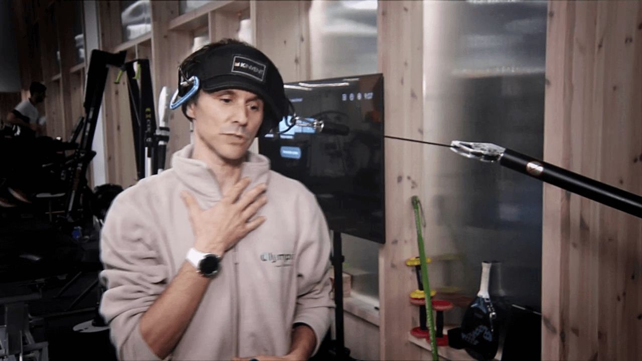  Jaime Asensio, rehabilitador físico, ejecutando uno de los ejercicios que están detrás del cuell