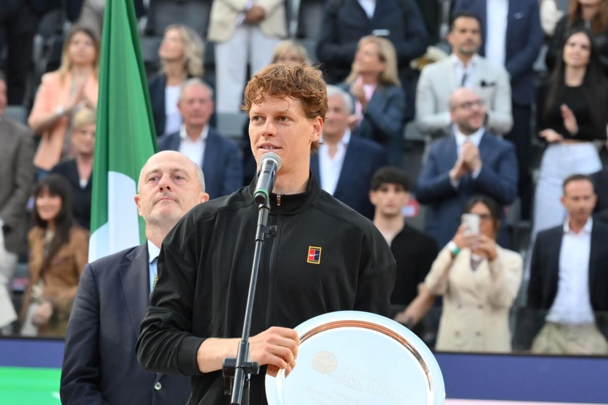 Jannik Sinner posa con su trofeo de subcampeón en Roma.