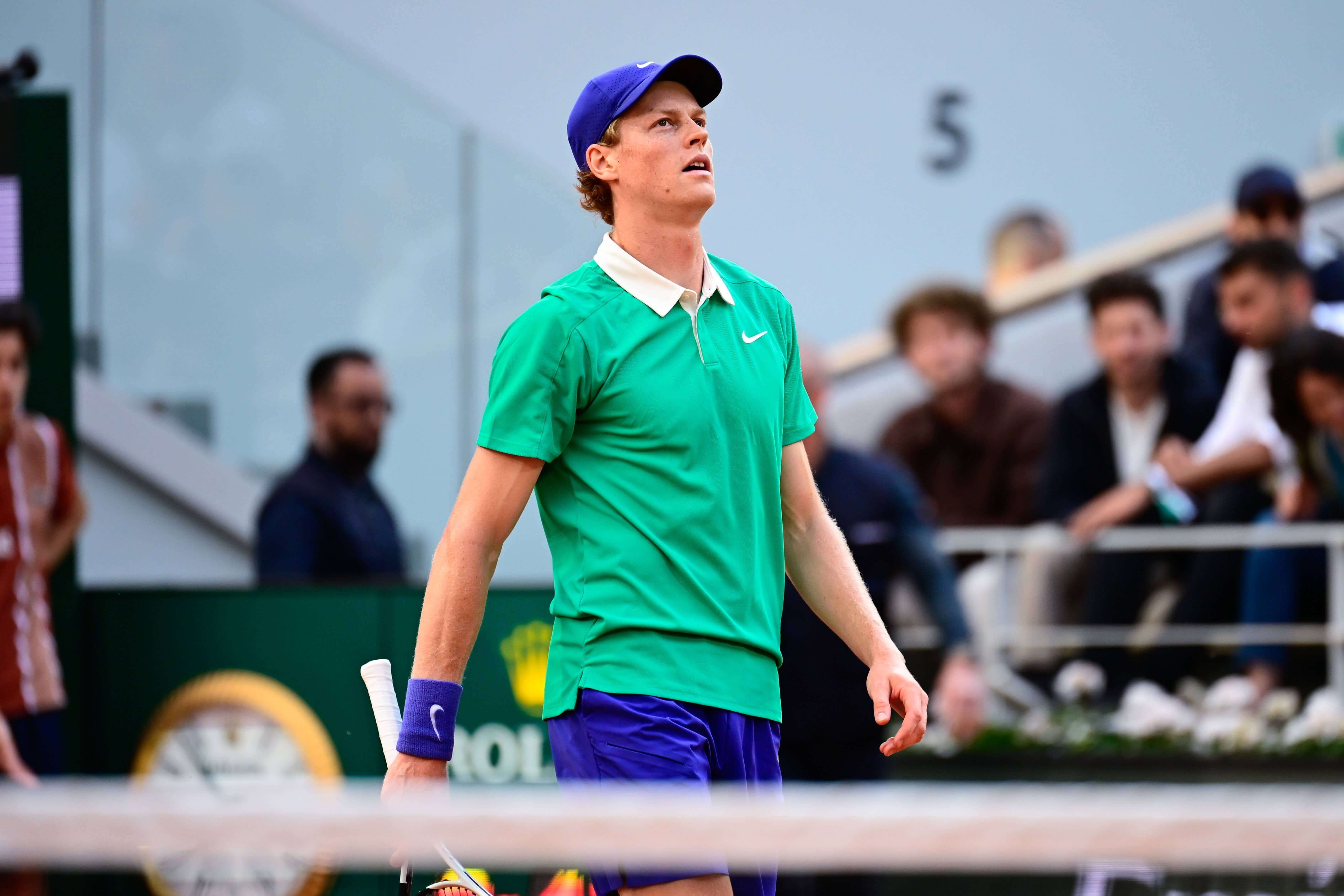 Jannik Sinner, ante Novak Djokovic en Roland Garros 2025.