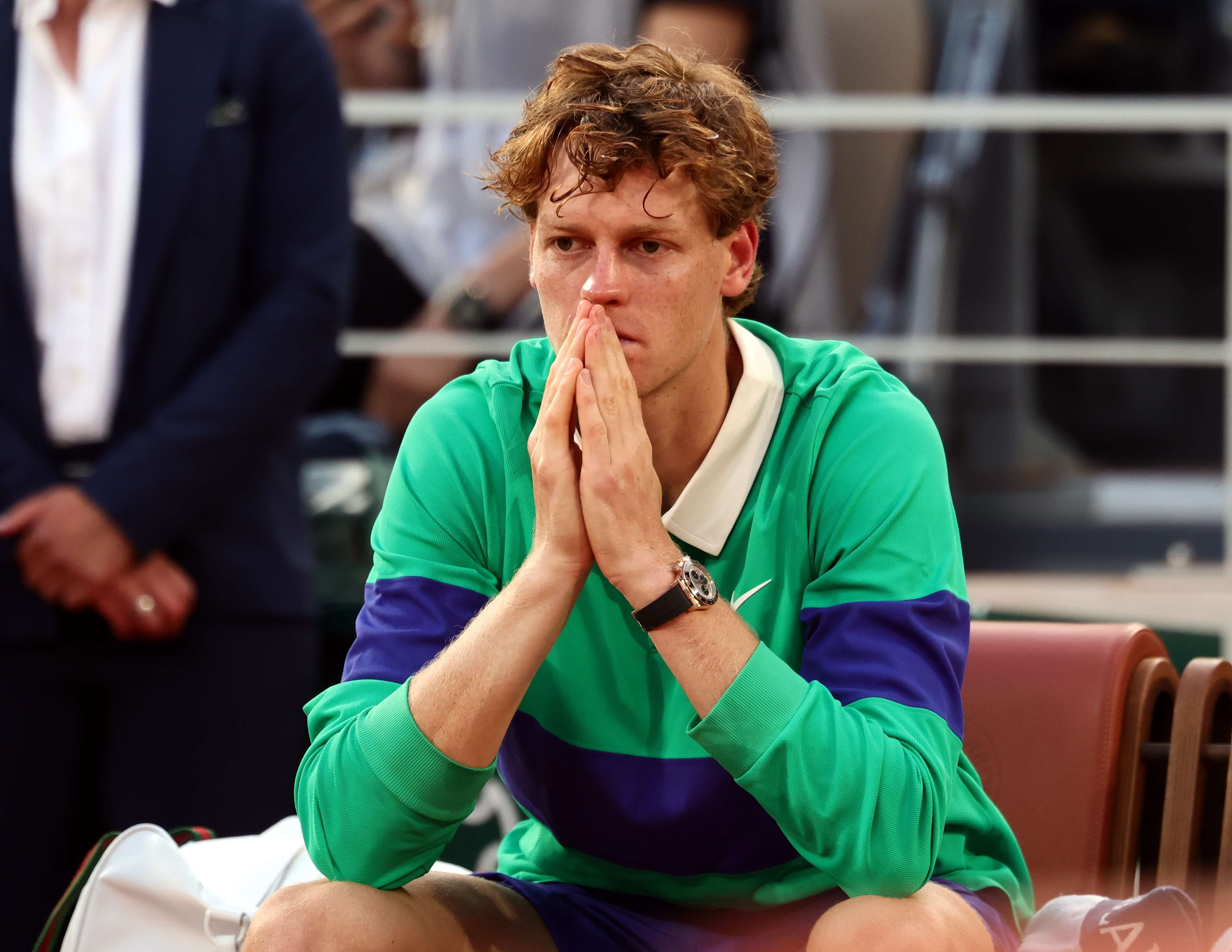 Jannik Sinner, hundido tras perder ante Carlos Alcaraz en la final de Roland Garros.