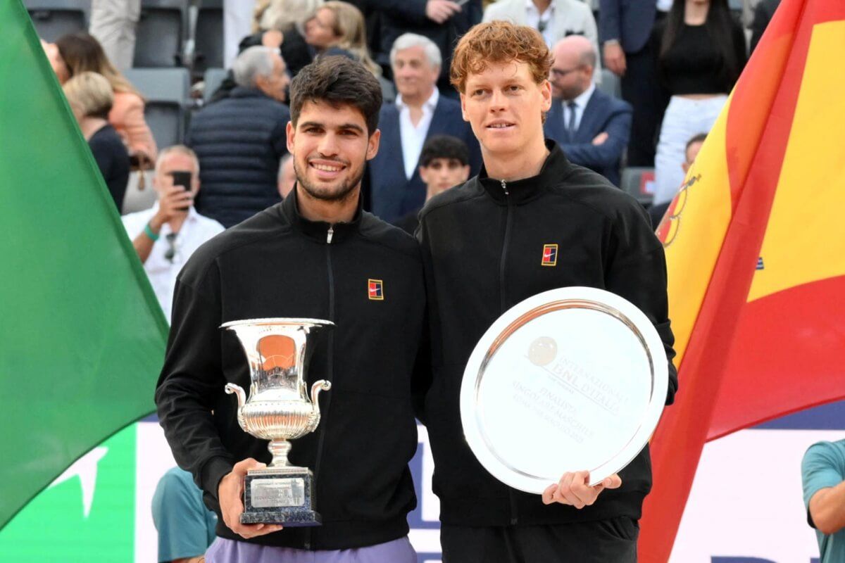  Carlos Alcaraz y Jannik Sinner posan con sus trofeos en Roma.