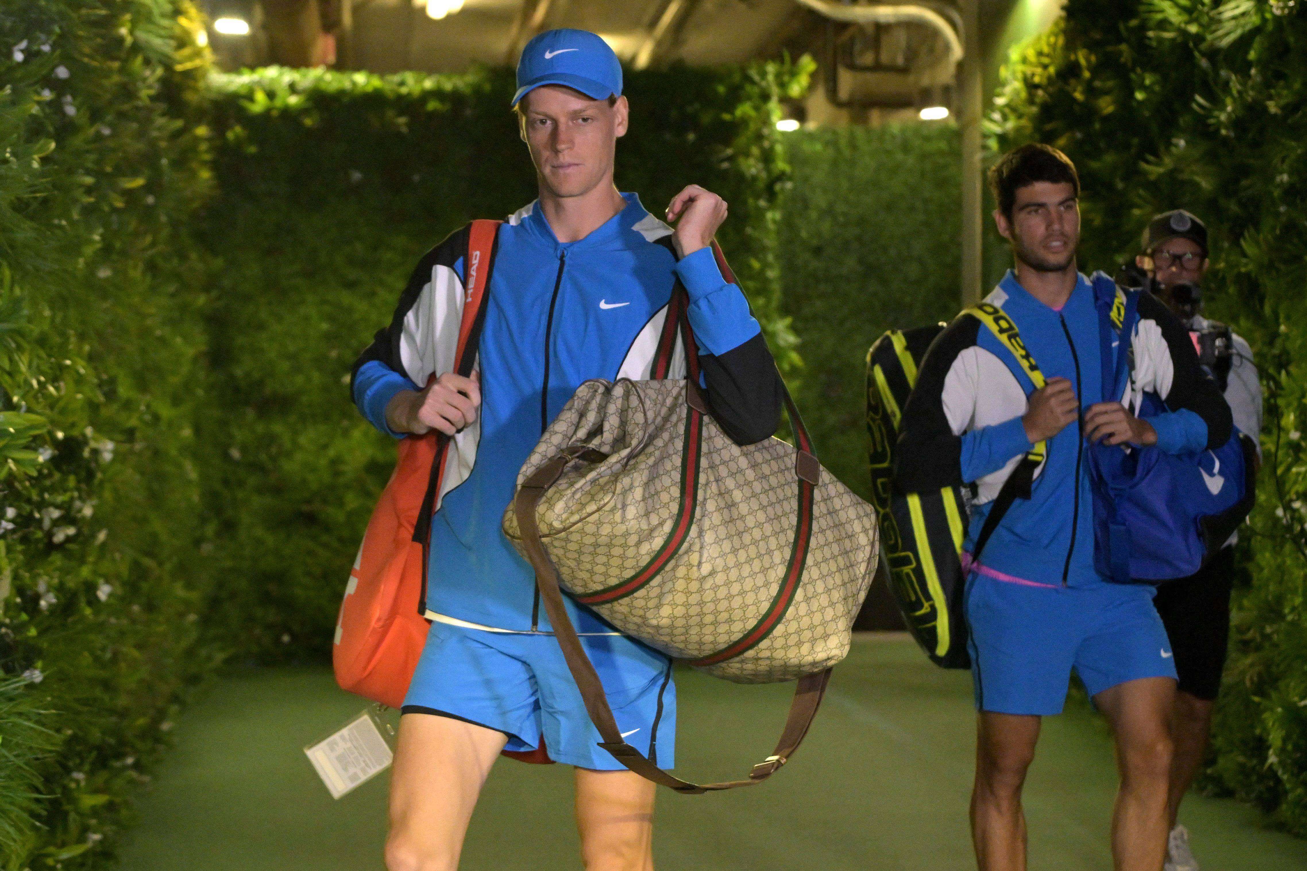  Jannik Sinner y Carlos Alcaraz, antes de enfrentarse en Indian Wells en 2024 (foto: Cordon Press).
