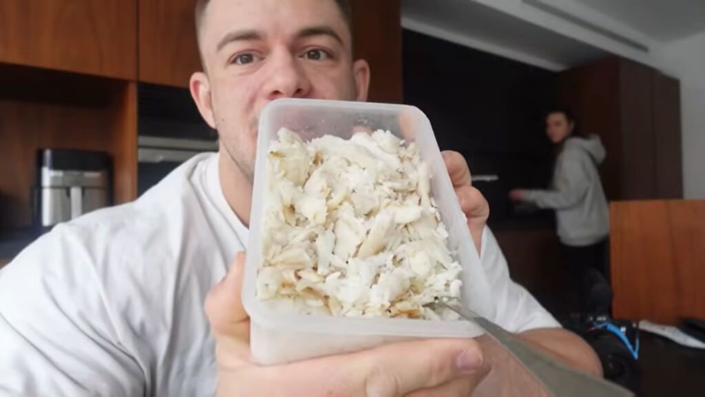 Joan Pradells comiendo su cuarta comida de arroz y merluza (@joanpradellsifbbpro)