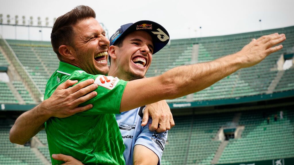  Joaquín Sánchez y Álex Márquez, en el Benito Villamarín.