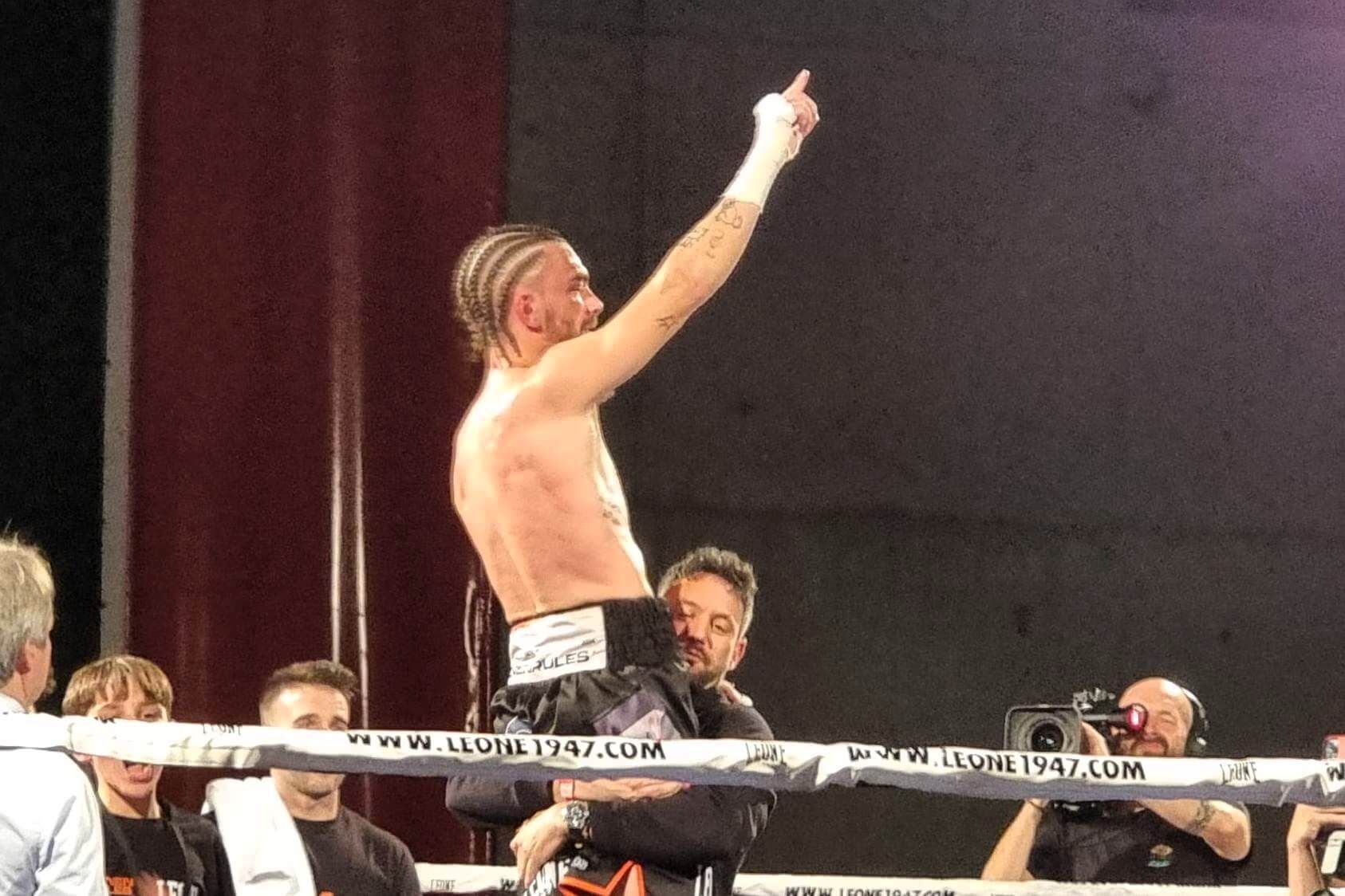  Por las nubes: victoria de Jon Fernández ante el excampeón del mundo Jezreel Corrales en Bilbao.