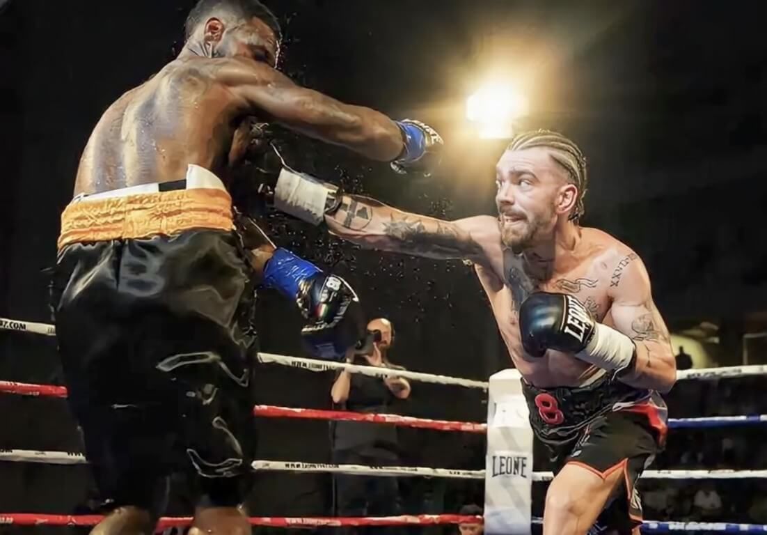  Jon Fernández llega claramente al excampeón mundial Jezreel Corrales en Miribilla.