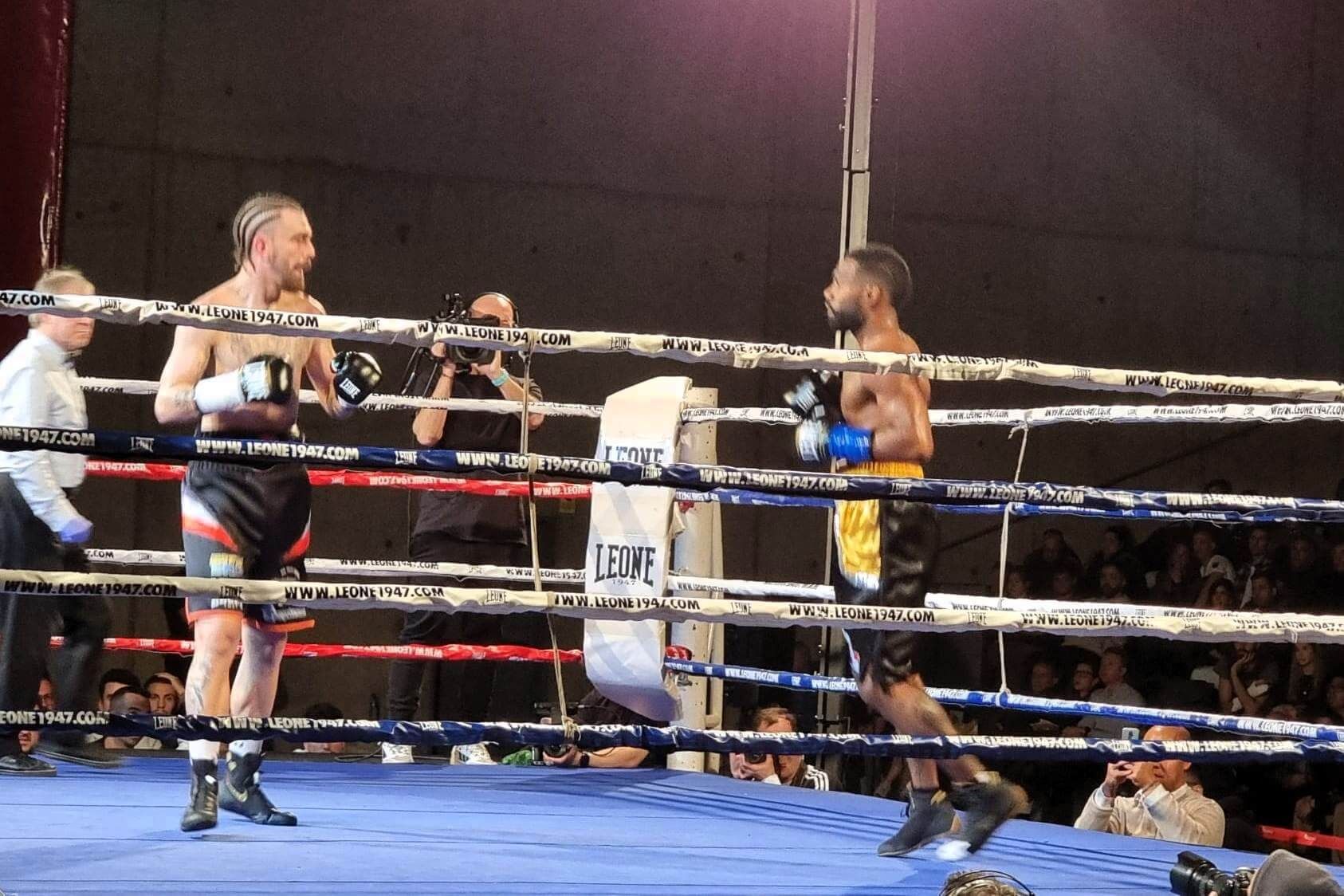  Jon Fernández boxeaba a 10 asaltos con el excampeón del mundo Jezreel Corrales en Bilbao.