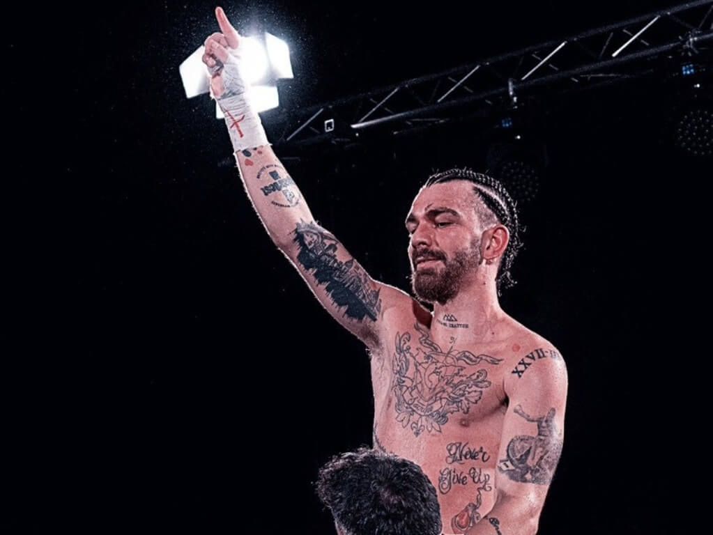  Jon Fernández, aupado tras ganar al excampeón mundial Jezreel Corrales en el Frontón de Miribilla.