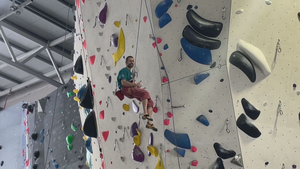 Jordi Cruz, escalador con Parkinson, escalando para ElDesmarque
