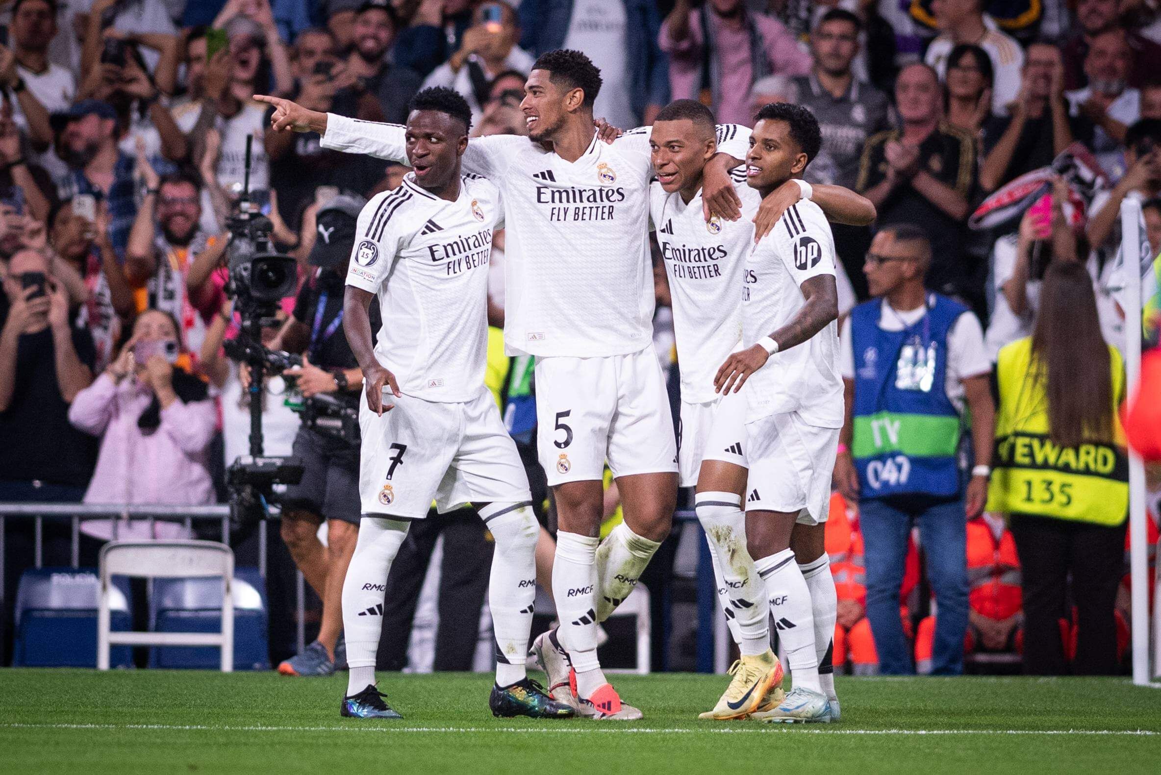  Vinicius, Bellingham, Mbappé y Rodrygo celebrando un gol del Real Madrid.