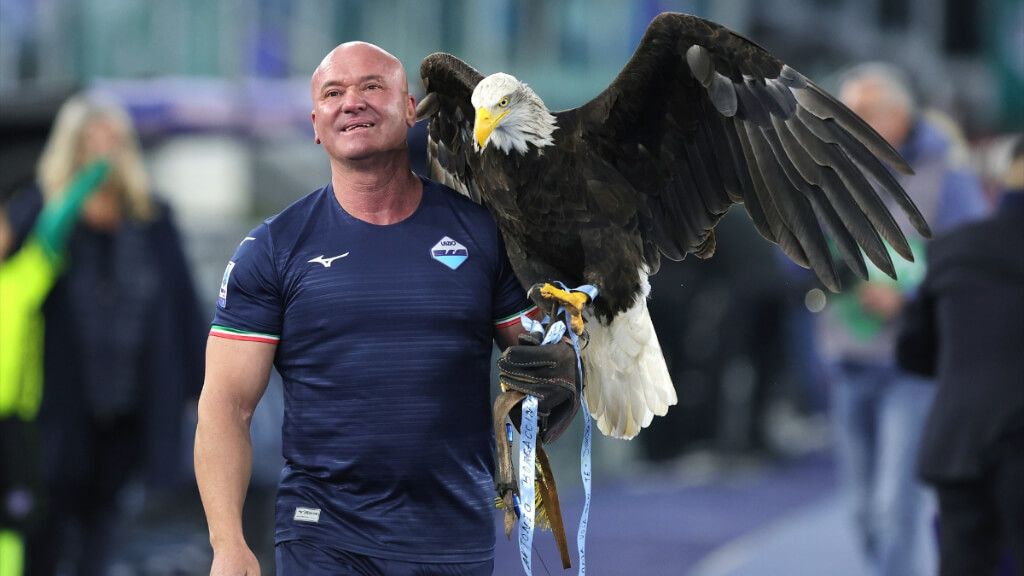 El cetrero Juan Bernabé sosteniendo el águila de la Lazio