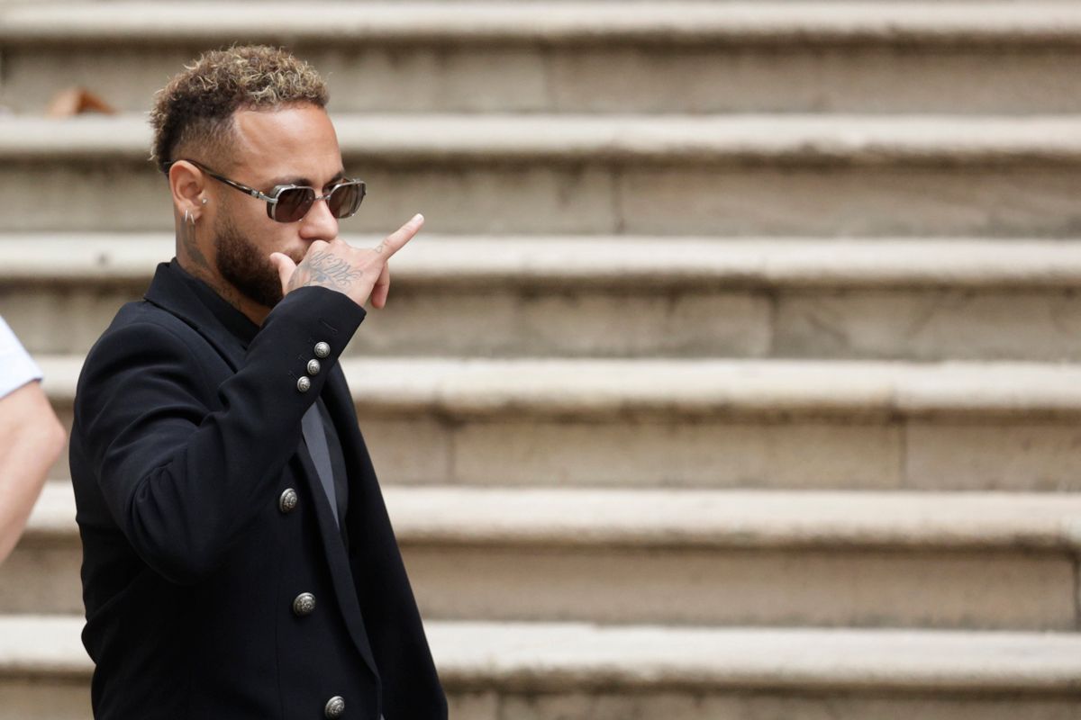 Neymar saluda a su llegada a la Audiencia de Barcelona para el juicio.
