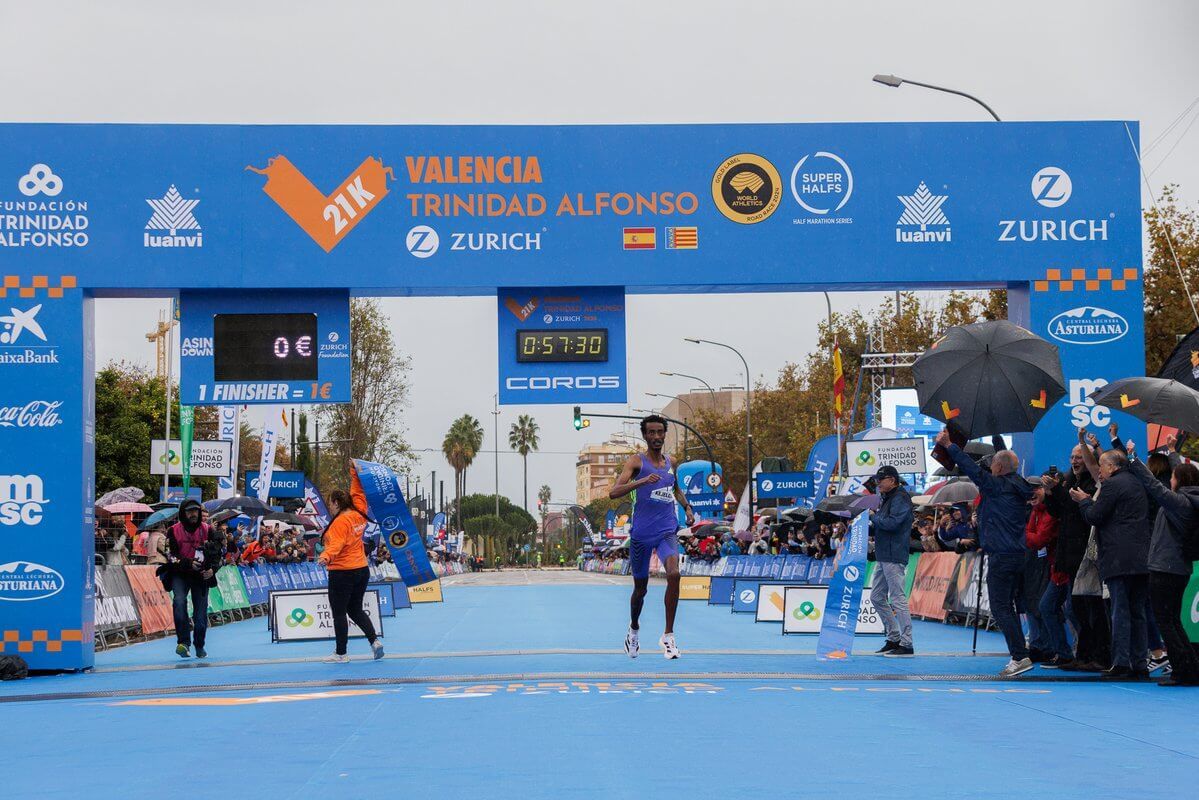 Kejelcha bate el récord del mundo en el Medio Maratón Valencia