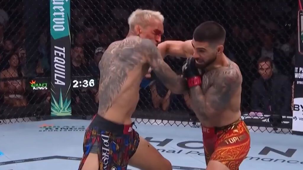  KO de Ilia Topuria a Charles Oliveira