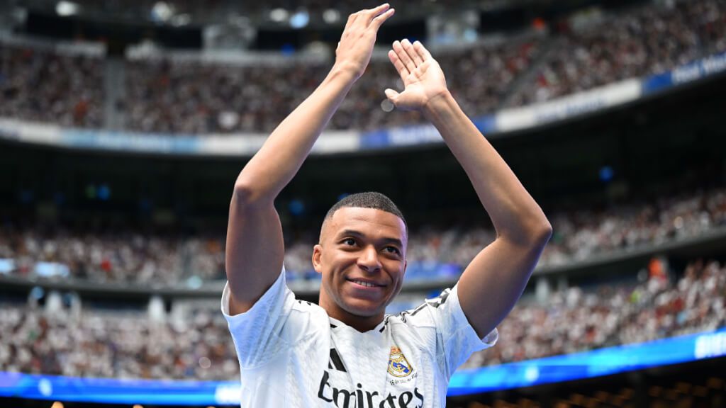  Kylian Mbappé en su presentación en el Santiago Bernabéu (Cordon Press)