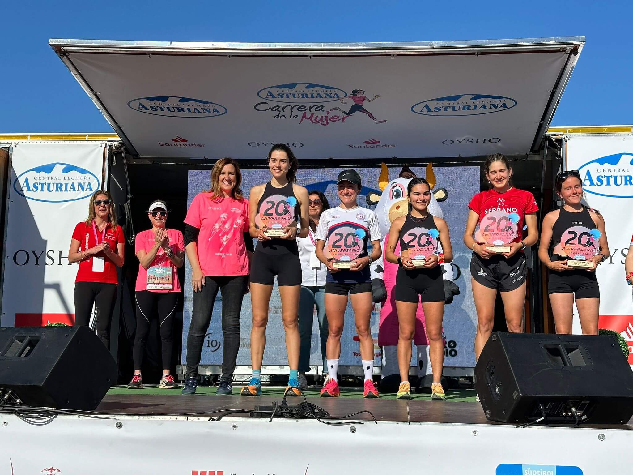La Carrera de la Mujer tiñe de rosa las calles de Valencia con cerca de 8.000 participantes