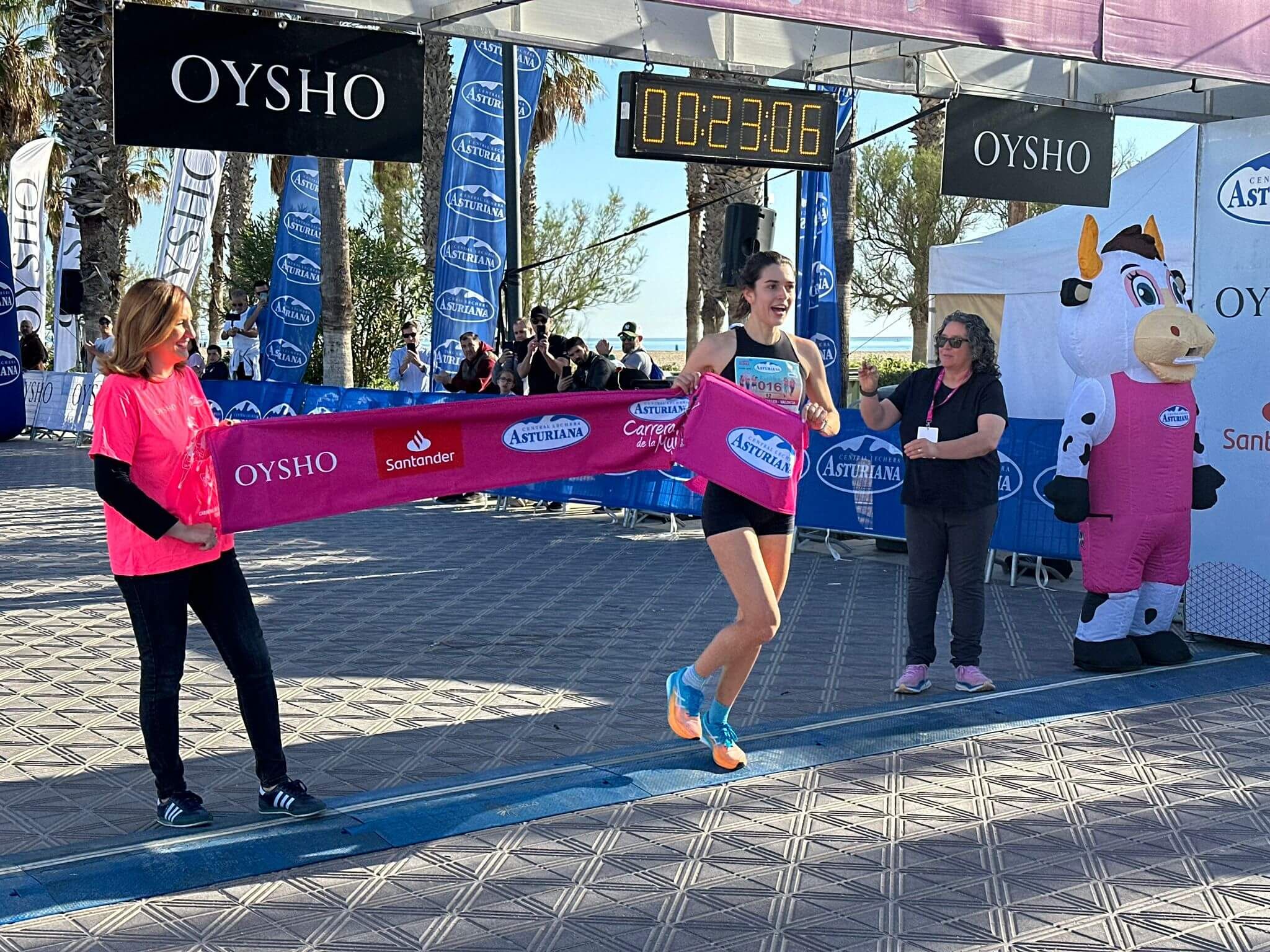 La Carrera de la Mujer tiñe de rosa las calles de Valencia con cerca de 8.000 participantes