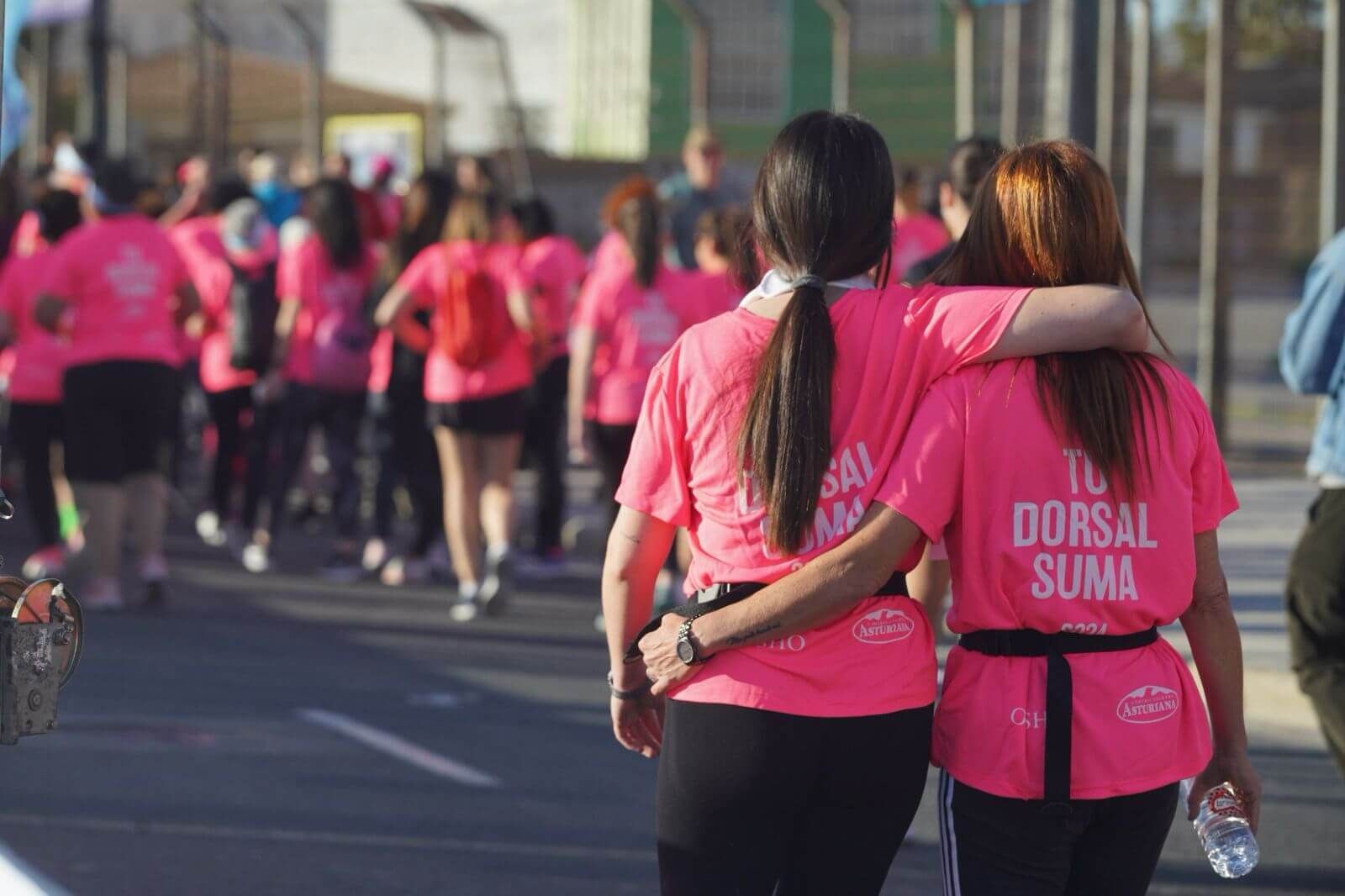 La Carrera de la Mujer tiñe de rosa las calles de Valencia con cerca de 8.000 participantes