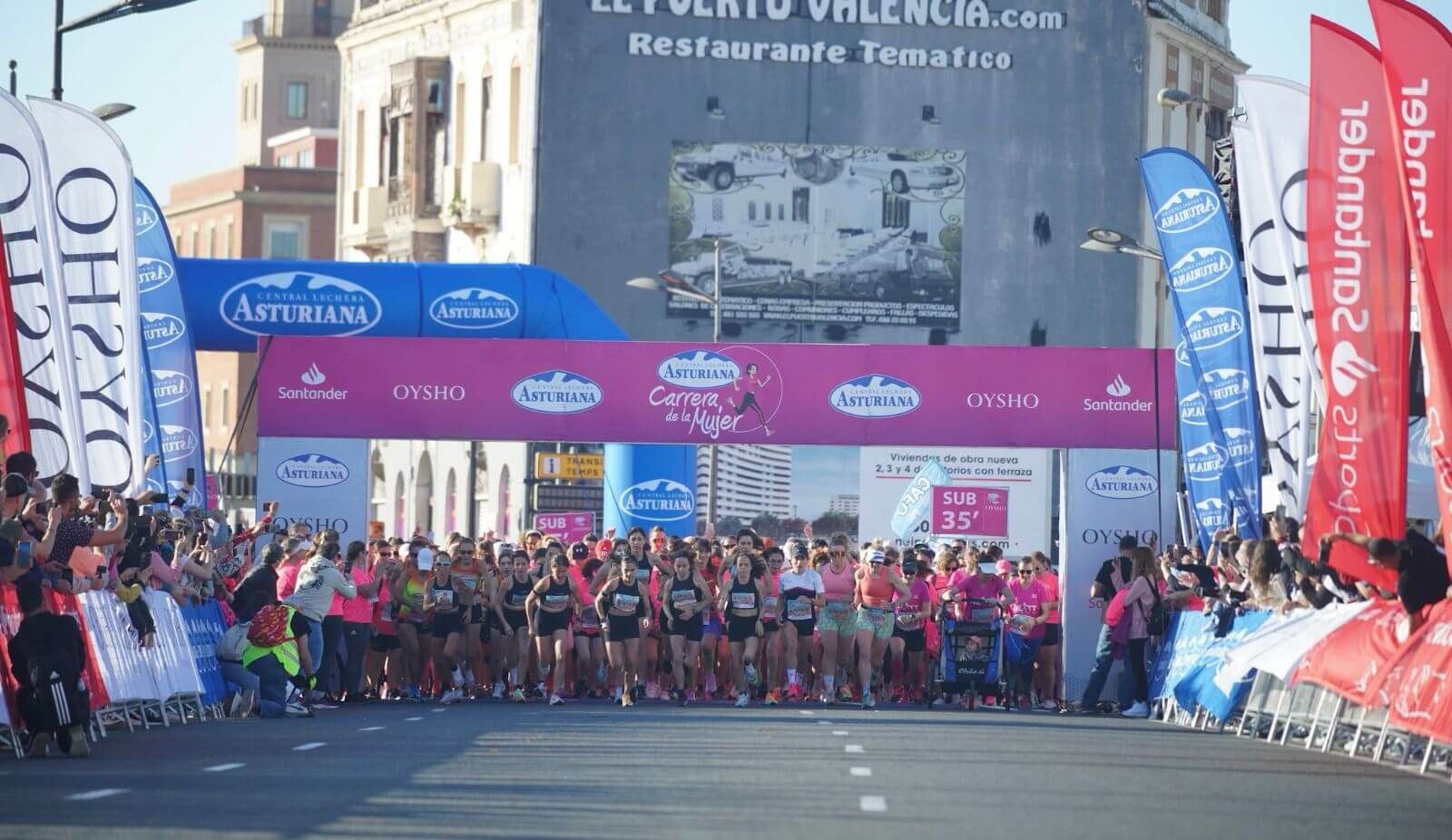 La Carrera de la Mujer tiñe de rosa las calles de Valencia con cerca de 8.000 participantes