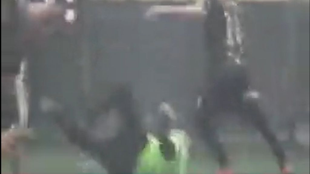  La patada de un jugador a un árbitro en la cabeza (redes sociales)