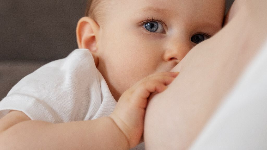 Bebé tomando leche materna