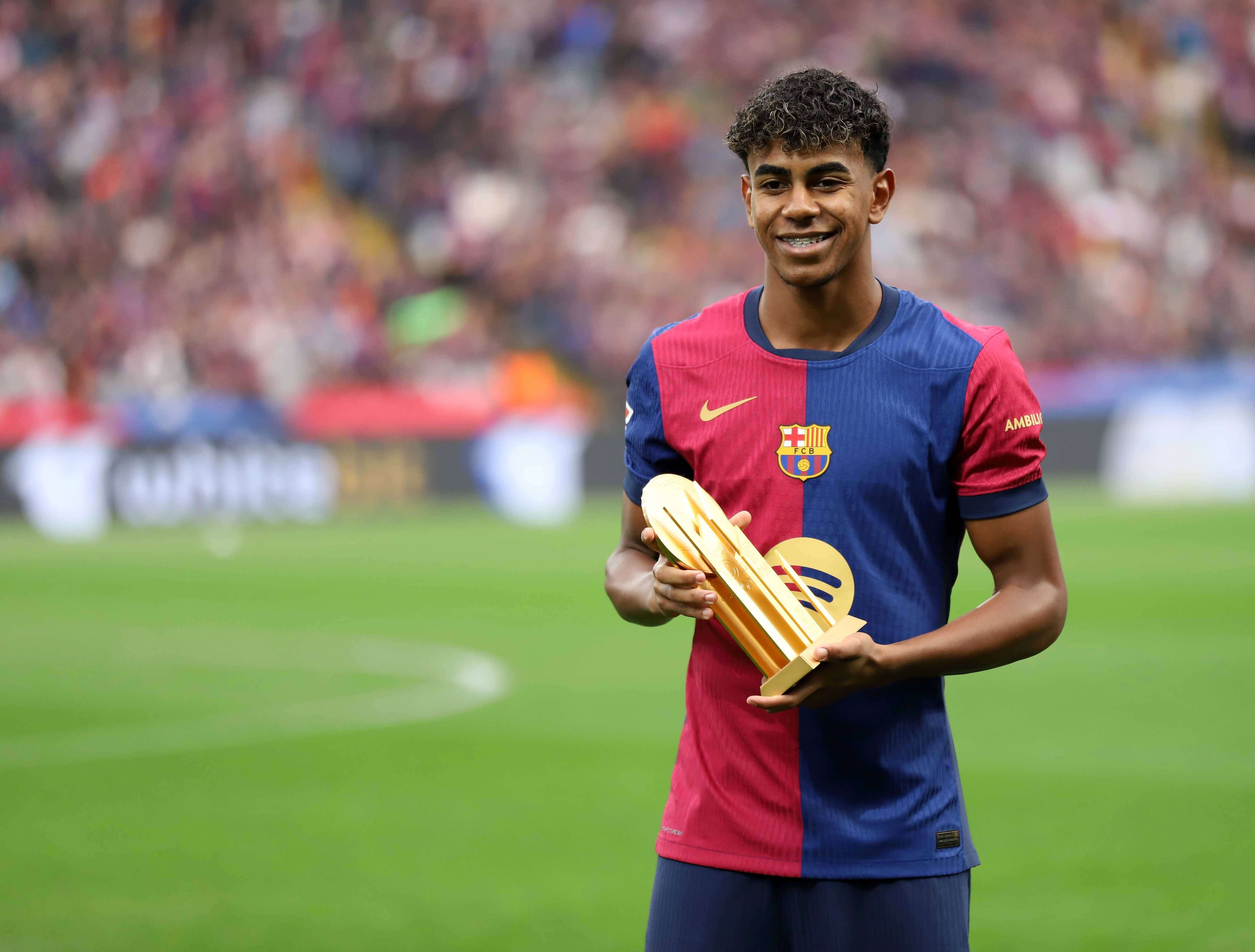 Lamine Yamal enseña el Trofeo Kopa en Montjuïc.