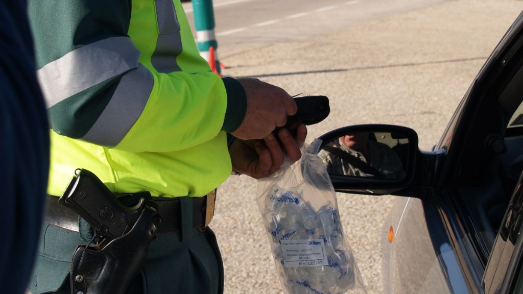  La DGT recomienda parar sólo el coche si la Guardia Civil así lo ordena.