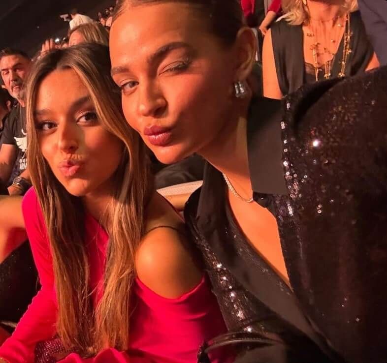  Laura Escanes y Marta Díaz, durante el combate de Ilia Topuria en Abu Dabi.