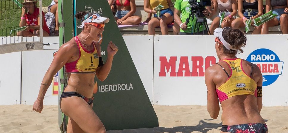  Lili Fernández y Elsa Baquerizo celebran un punto en un torneo.