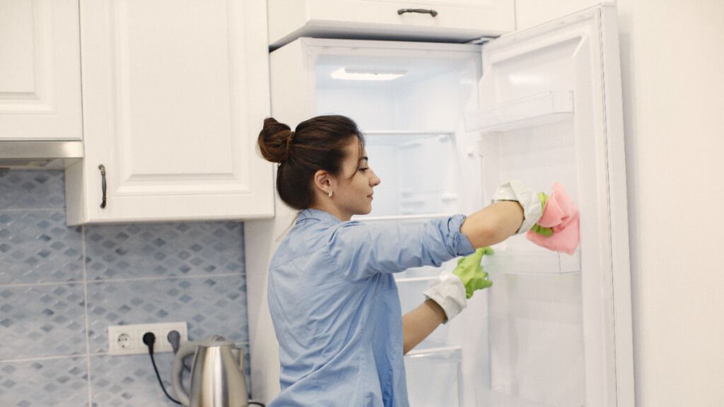  Mujer limpiando nevera