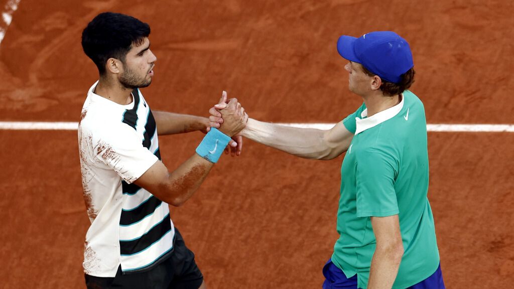  Carlos Alcaraz y Jannik Sinner, tras la final de Roland Garros (EFE)