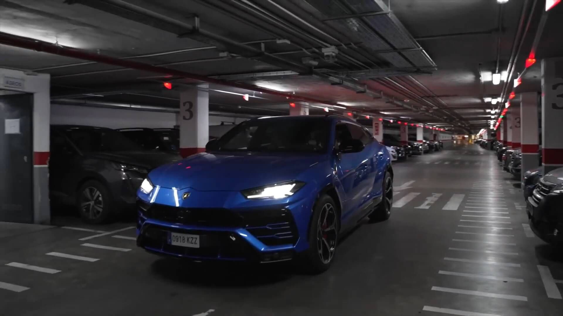 Amadeo Llados intentando salir del parking en un Lamborghini.