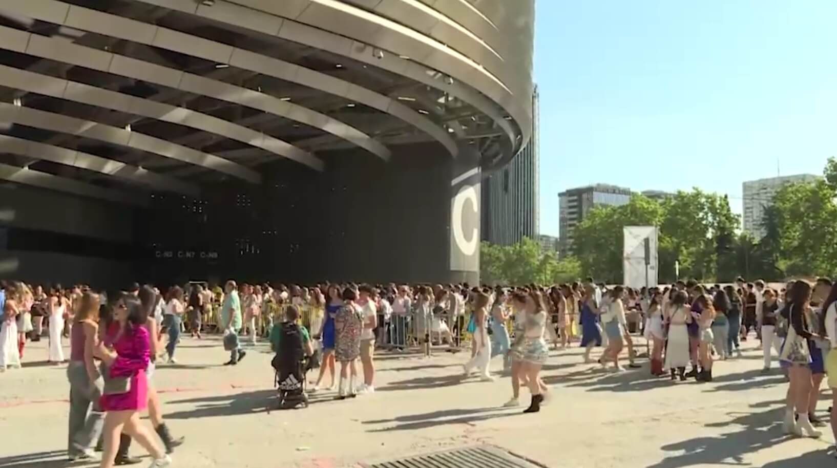  Los aledaños del Santiago Bernabéu antes del concierto