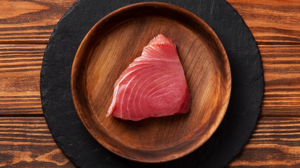 Lomo de atún sobre un plato de madera