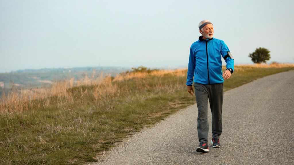  Hombre caminando por la naturaleza