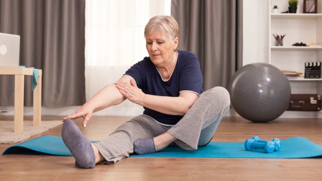 Mujer mayor realizando pilates