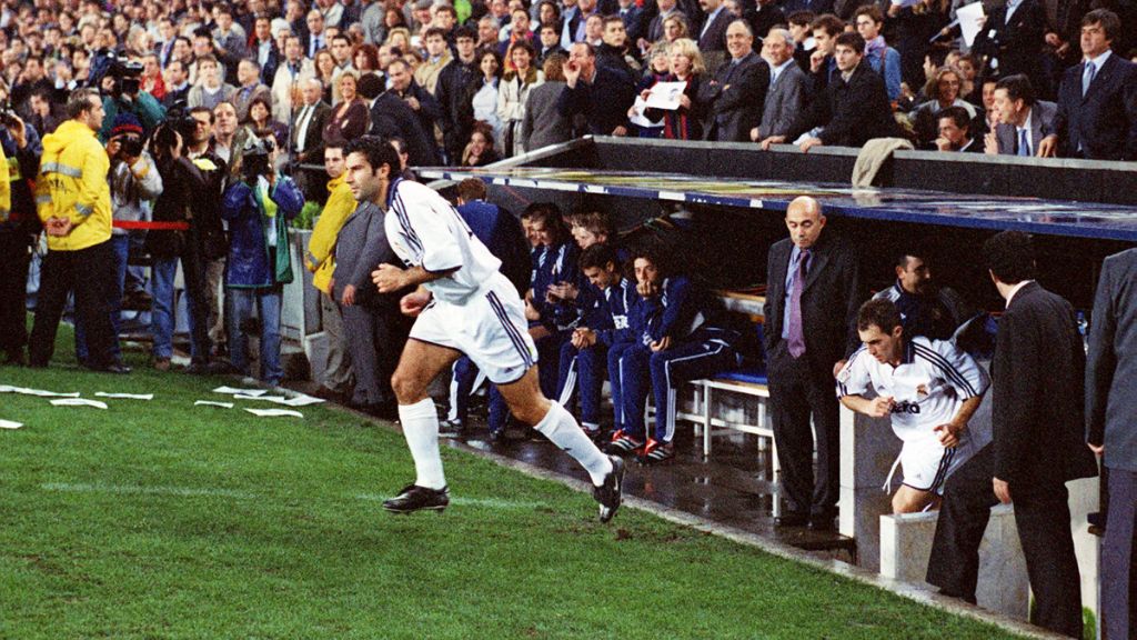 Luis Figo salta al Camp Nou en su primer clásico en el Camp Nou como jugador del Real Madrid (Cordon Press)