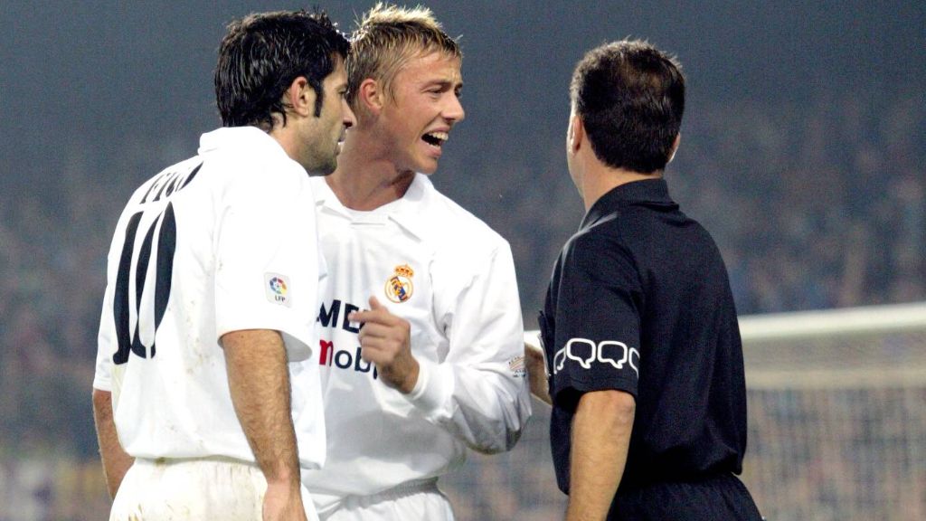 Luis Figo y Guti hablan con el árbitro del encuentro en el famoso clásico de 2002 (Cordon Press)