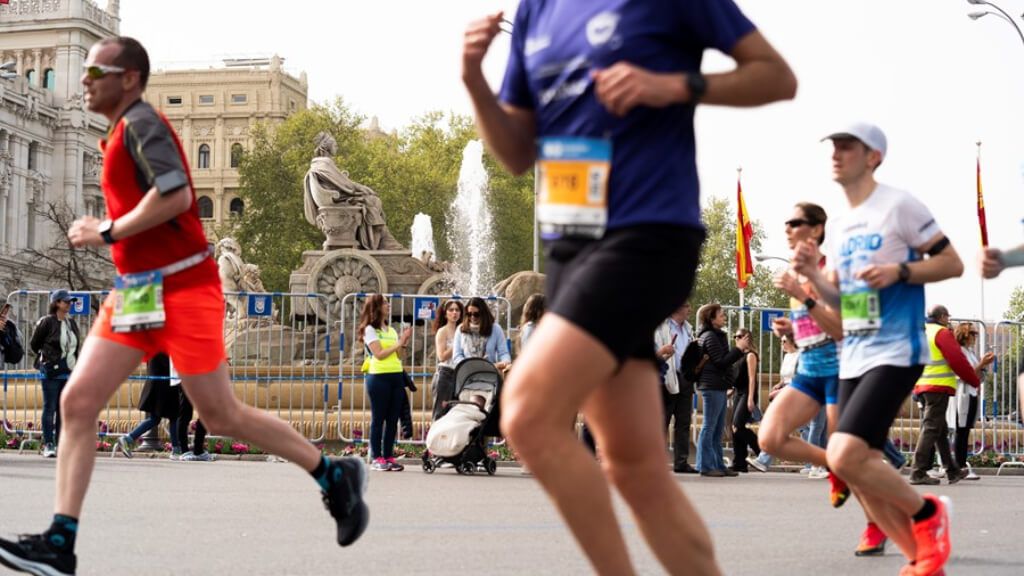  Corredores pasando por Cibeles en la Media Maratón de Madrid 2025