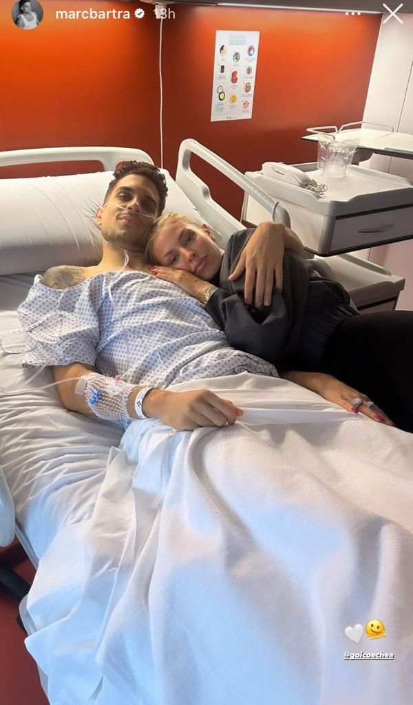  Marc Bartra y Jessica Goicoechea, en la clínica donde se operó el jugador (@marcbartra)