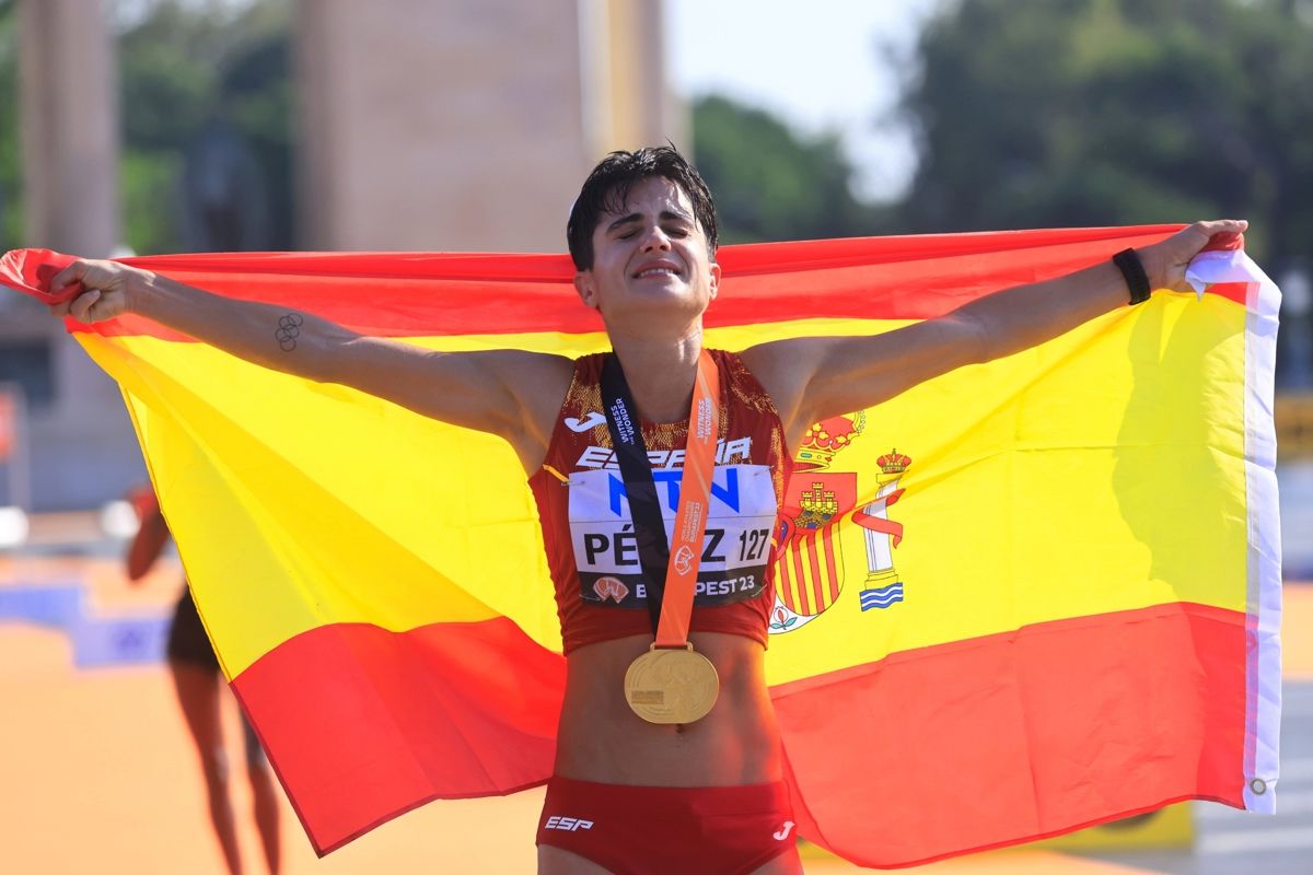  María Pérez celebra su oro en los 20 km. marcha.